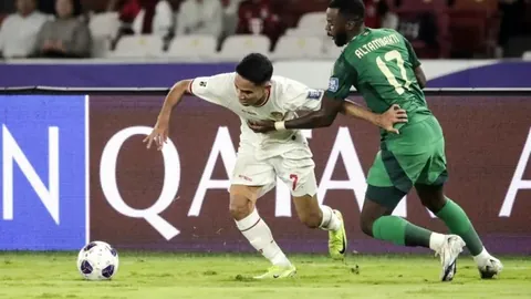 《太阳报独家曝光：热刺新星奥利弗-艾罗与当红话题女网红甜蜜热恋！》